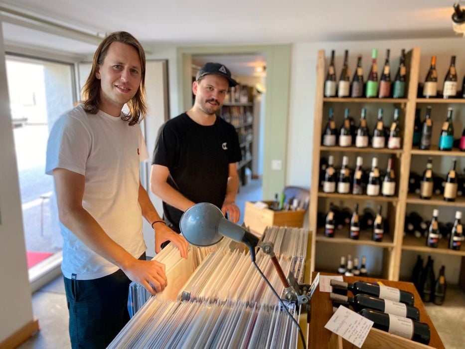 Dominik Unternährer (links) und Benedikt Geisseler wollen mit dem Echolot-Festival Musik an neue Orte führen. Wie zum Beispiel in den Setpember Vin & Vinyl. Foto: Jonas Wydler