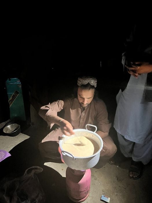 Sohail Khan bei der Essenszubereitung. 