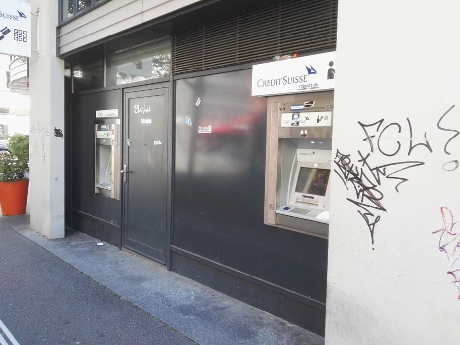 Von Bankomaten-Fans verziert: Die Credit-Suisse-Automaten beim Kauffmannweg.