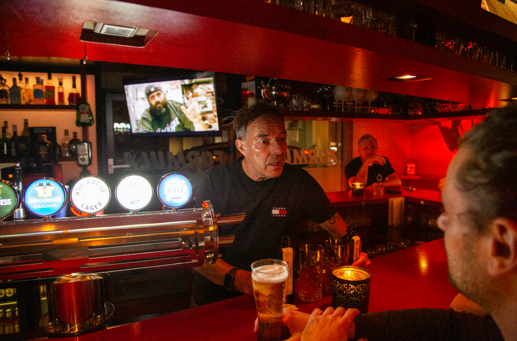 Hat seine Gäste und auch sich selbst gut bedient: Der Barkeeper der Fomula-Bar.