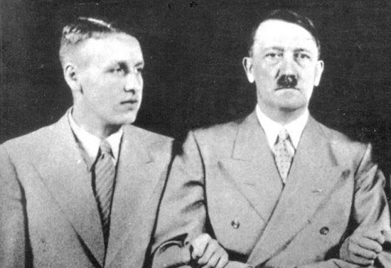 Der junge Wieland Wagner mit Adolf Hitler.