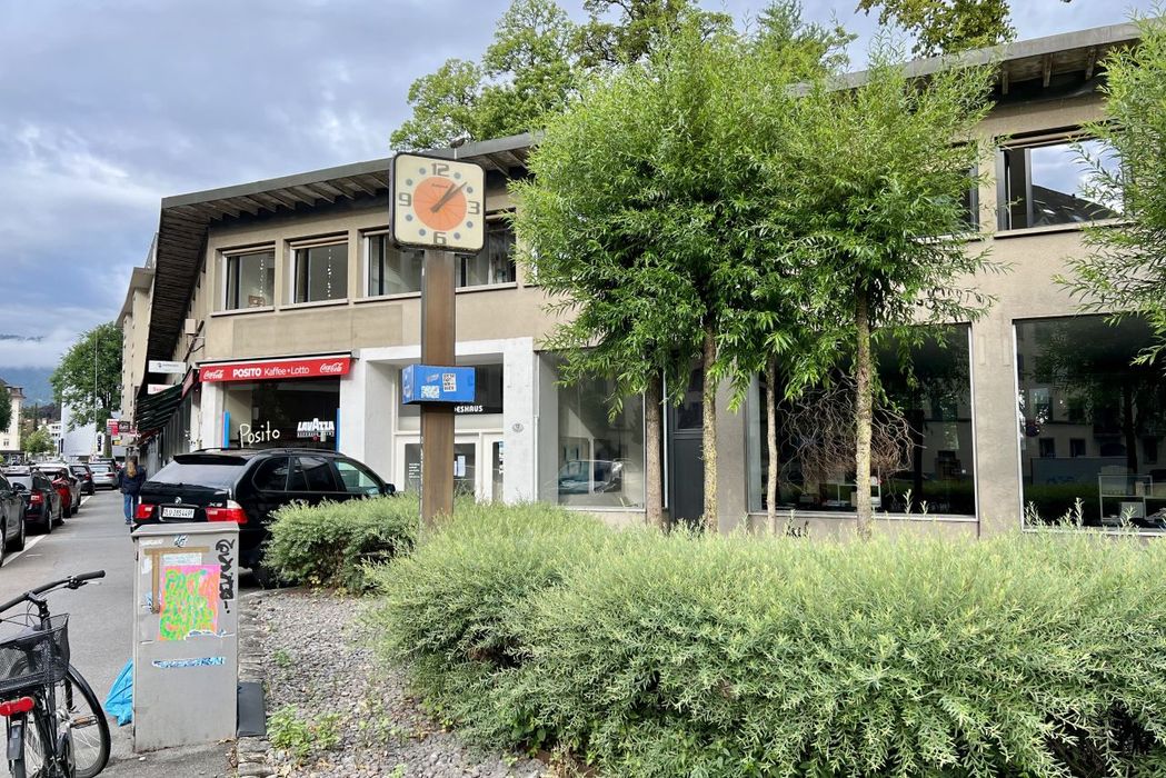 Entschuldigung für alle Unpünktliche: Legendäre Uhr in der Neustadt. (Foto: Jonas Wydler)