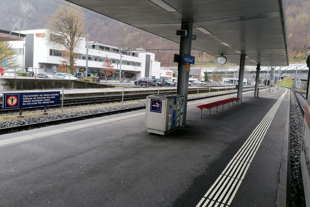 Wehmütiger Blick zurück nach Unterwalden am Bahnhof Hergiswil.