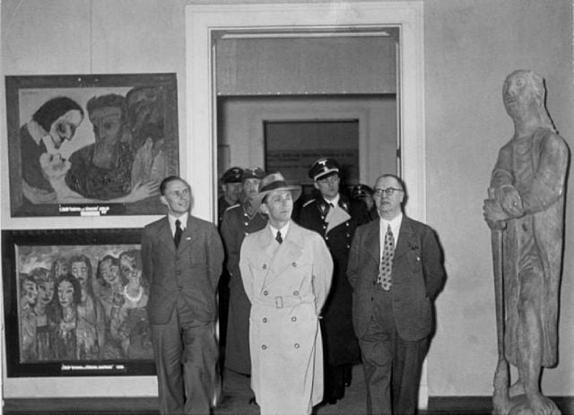 Geschäfte mit den Nazis: In Luzern wurde mitgeholfen, «entarteter Kunst» weiterzuverkaufen. Hier im Bild: Joseph Goebbels in einem Berliner Museum. Foto: zvg