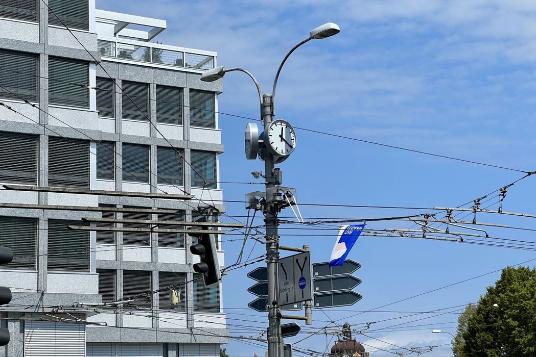 Damit du auf jeden Fall weisst, wie lange das Roadie noch offen hat: Uhren beim Bahnhof. (Foto: Jonas Wydler)
