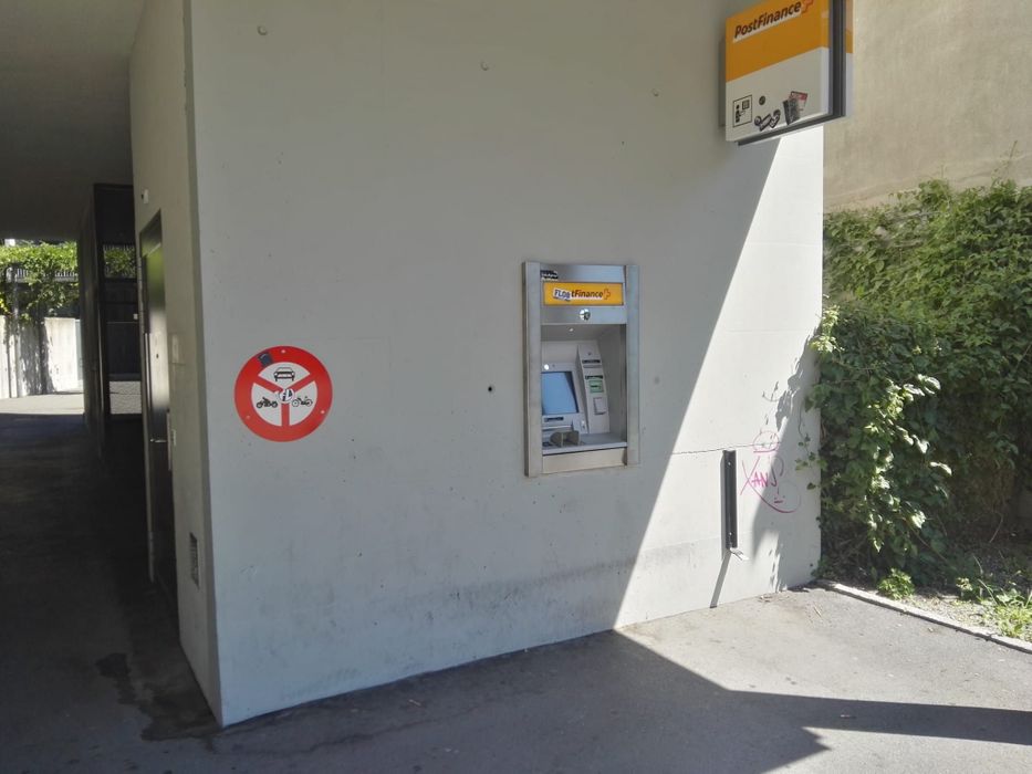 Für nostalgische Bargeldnachtschwärmer*innen: Postfinance-Automat im Tribschenquartier.