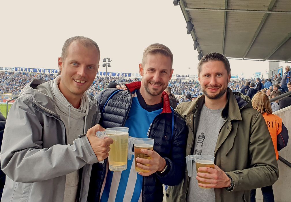 v.l.: Fabio Gschwind, Oli Zimmermann und Adi Tschopp. Für ein Spiel fahren die drei Stammtischtrainer auch schon mal nach München. Aber nicht etwa, um den grossen FC Bayern spielen zu sehn. Hier stossen sie im Oktober 2019 im Stadion des 3.Ligisten 1860 München an. (Foto: zVg)