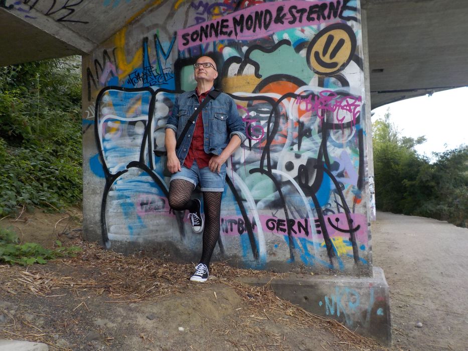 In Strumpfhosen und Sneakers: So zeigt sich Johann gerne auf Instagram. (Foto: zvg)