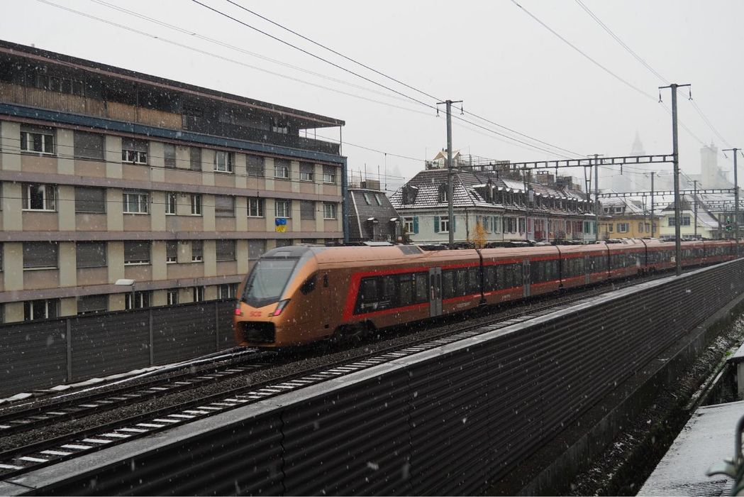 Manche Wohnungen an der Baselstrasse liegen direkt an den Bahngeleisen.