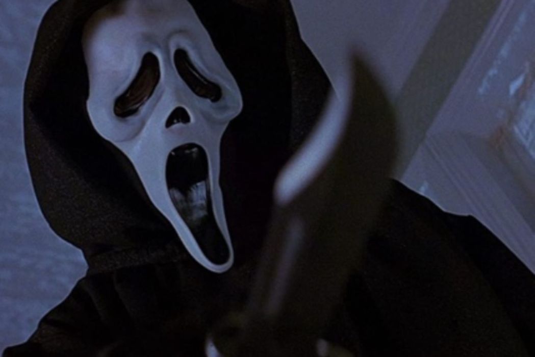 Zwischen Autoritätsperson und Witzfigur: Der Mörder mit der Gespenstermaske. Hier bei seinem ersten Auftritt anno 1996. Foto: Paramount Pictures