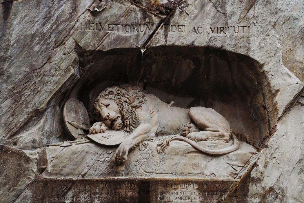 Es lässt zurzeit viele Tourist:innen im Regen stehen: Das Löwendenkmal.