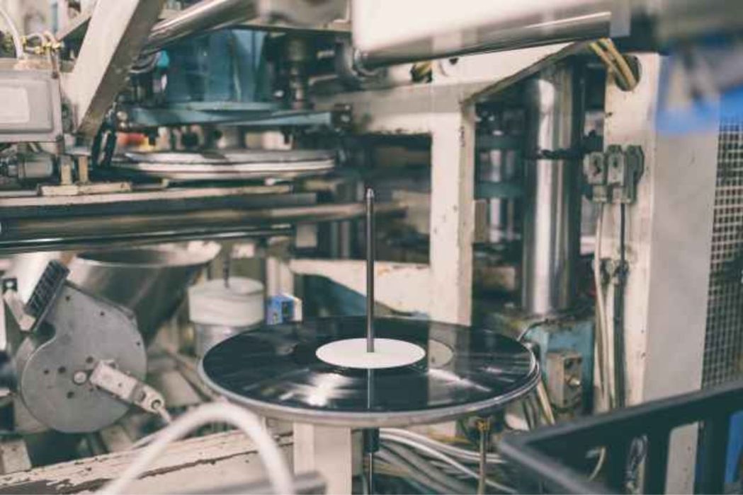Der Vinyl-Boom sorgt für Warteschlangen bei den Presswerken. Das Nachsehen haben dabei vor allem die kleinen Labels. 