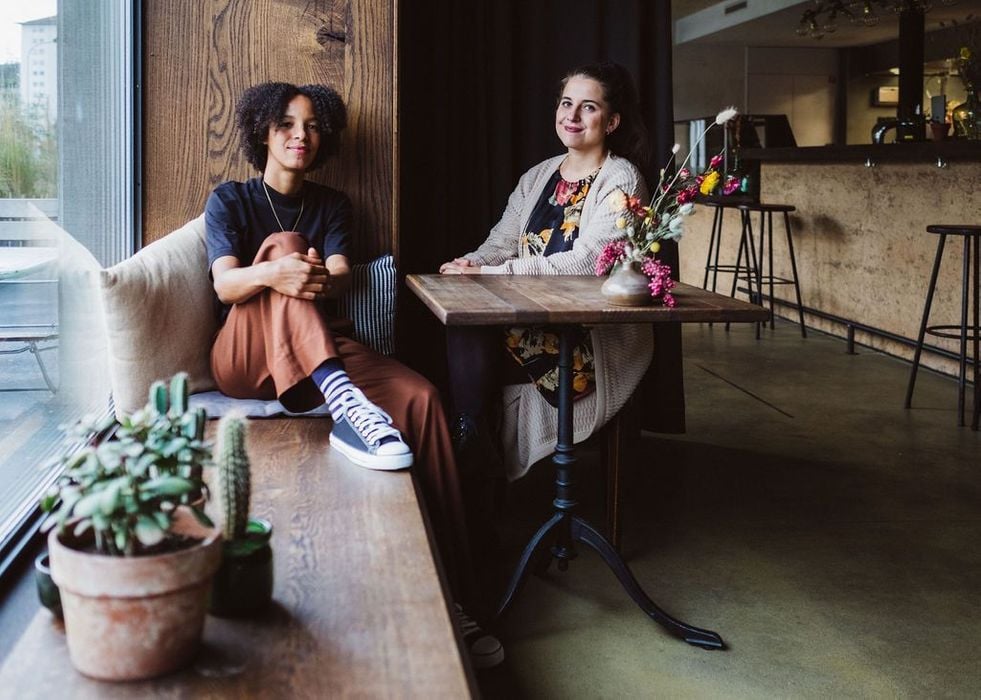 Der Podcast von Jasmin Marti (links) und Corinne Küng soll sich anhören wie ein «ehrliches Gespräch unter Freundinnen am Küchentisch». (Foto: zVg)