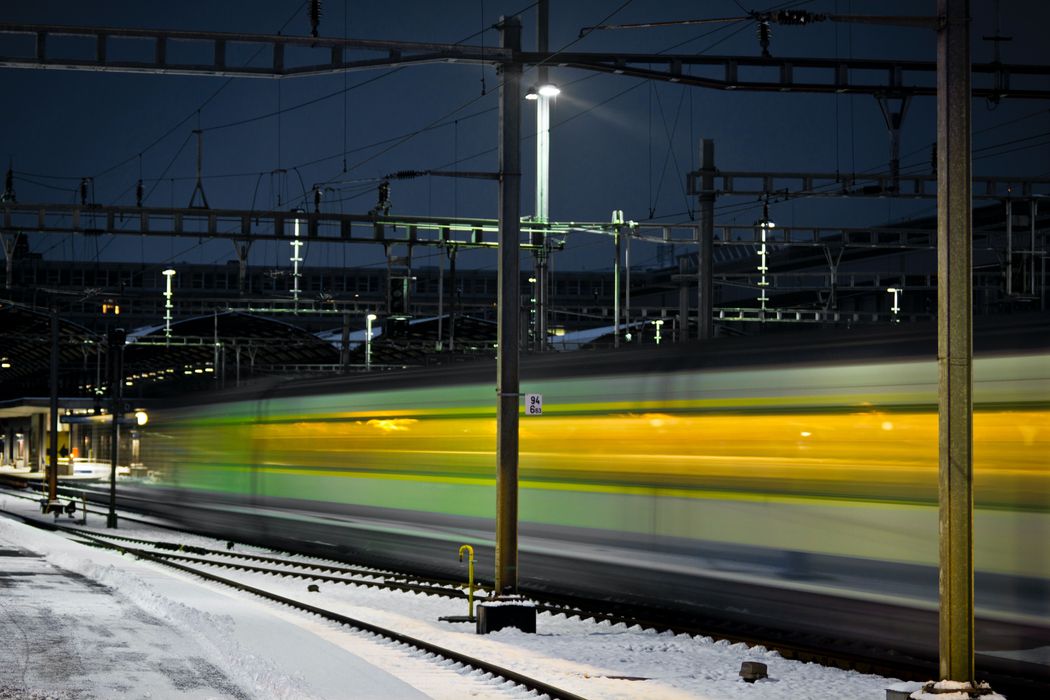 Transportmittel oder Schallwaffe? Ein Zug im Bahnhof Luzern. (Foto: Unsplash/Simon Infanger)
