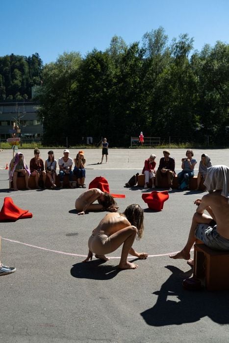 Nackte Haut und Käsekuchen: Die Performance von «Rotes Ritual». (Foto: Maximilian Preisig)