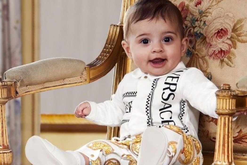 Spätestens in 16 Jahren kokainabhängig: Baby in Designerkleidung.